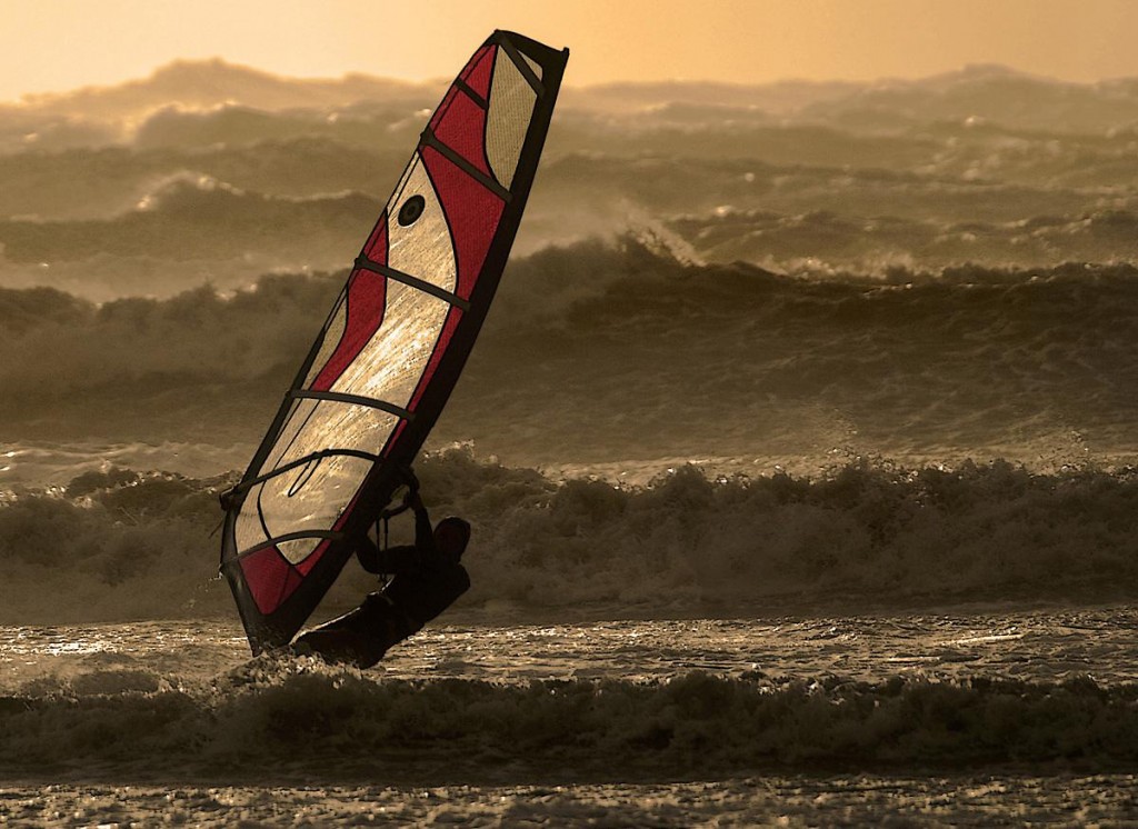 Surfer in de storm op Texel / Foto Ben Töller