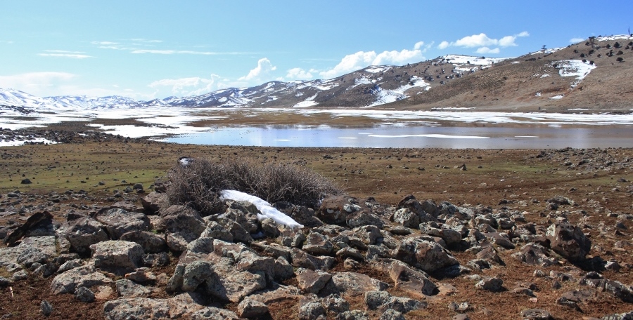 Sneeuw en meertjes in het Atlasgebergte (foto Miez Peek)