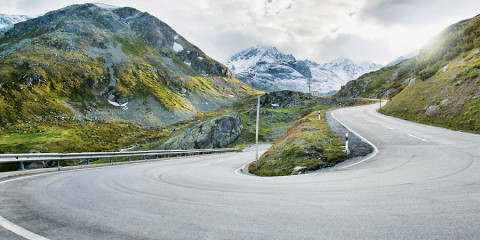 Historische autoroute door Zwitserse Alpen. Wandelschoenen mee!