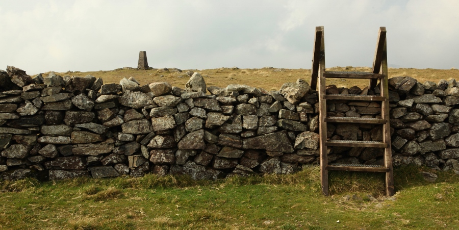 Overal eeuwenoude muurtjes, de ene keer als routewijzer de andere keer als obstakel (foto Morph, flickr)