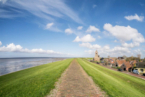 Als een pionier over de eeuwenoude voetpaden van Noordoost-Friesland