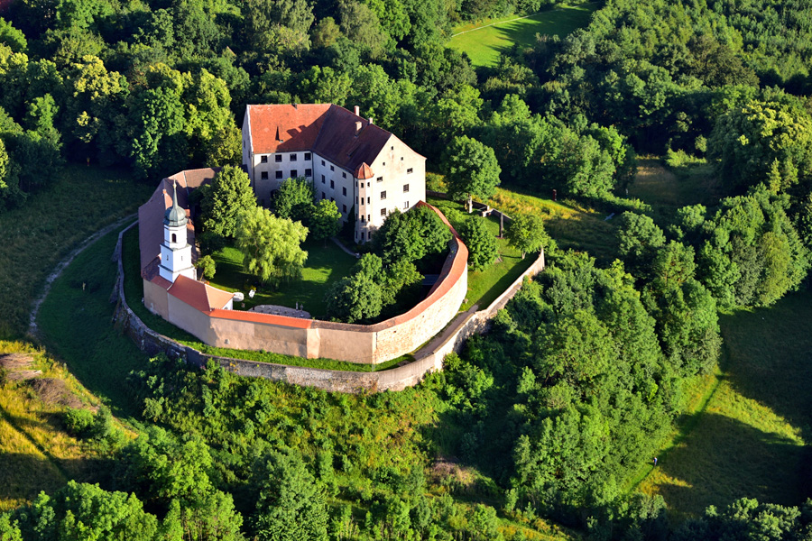 Schloss_Spielberg_(Gnotzheim)_Wolkenkratzer