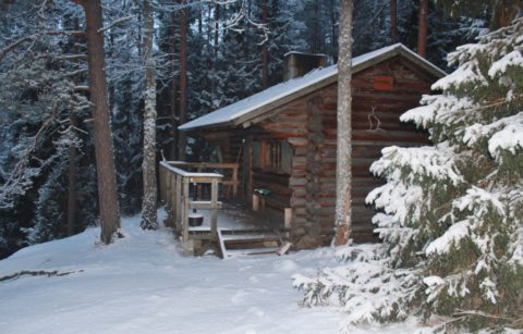 Een winternacht in een afgelegen Finse boshut