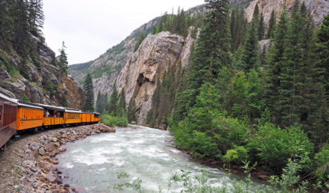 Een spectaculaire treinreis met canyon-wandeling