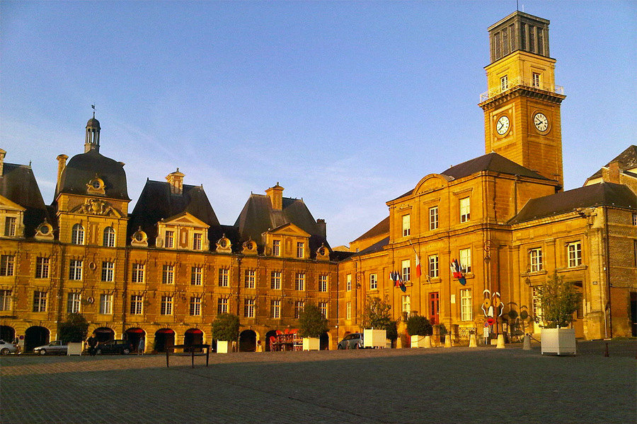 Place-Ducale-de-Charleville-Mezieres,-JPDRUMEL,-Wikimedia