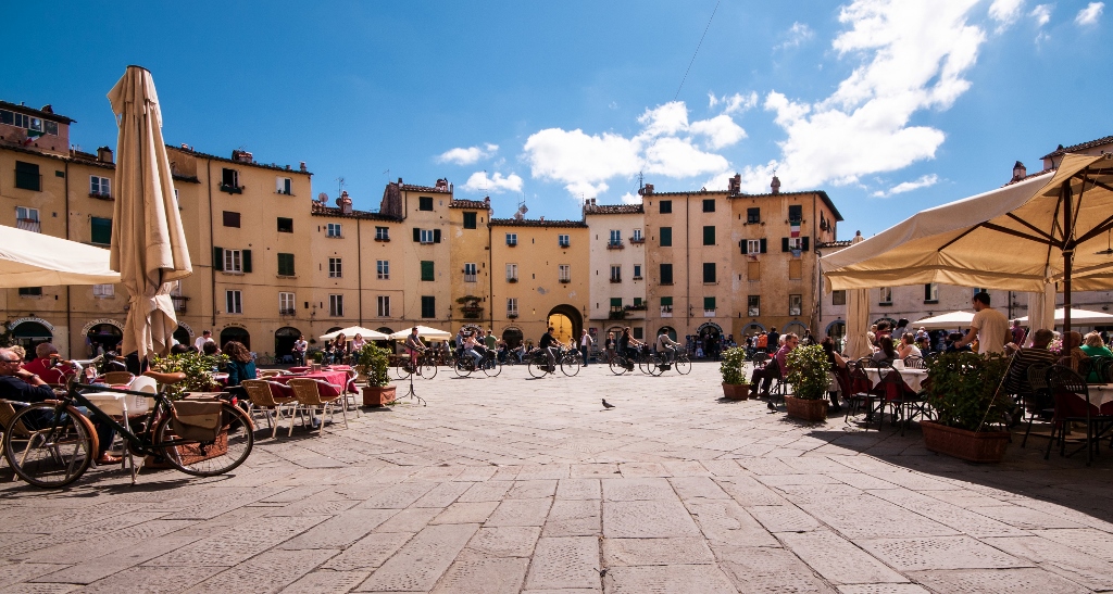Lucca, Piazza dell’Anfiteatro door Boris Ott, flickr