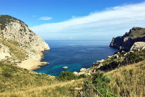 Wandelen over ruige bergketens naar romantische kusten op Mallorca