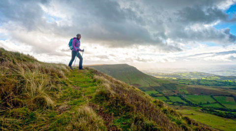 Wandelen als een stipje in het verlaten landschap van Wales