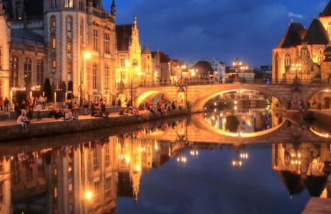 Doe je de stadswandeling door Gent overdag of ‘s avonds? Allebei natuurlijk.