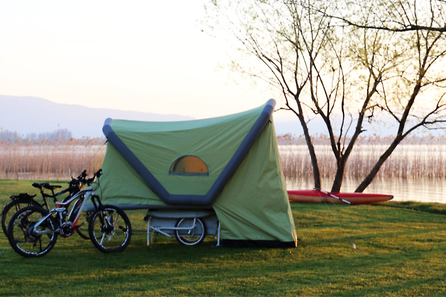 Circulaire Scenario oppervlakte Van camping naar camping met een microcaravan achter je fiets