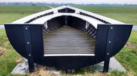 Design wandelbankje: Onderweg langs IJsselpad van Zwolle naar Kampen