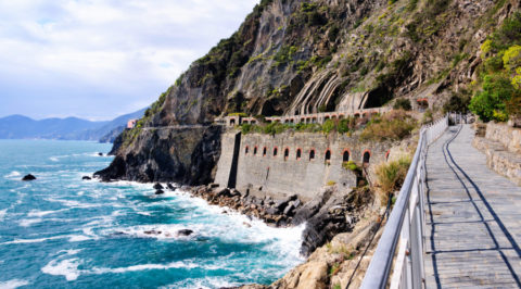 Liefdespad Via dell’ Amore aan de zonnige Italiaanse kust Cinque Terre