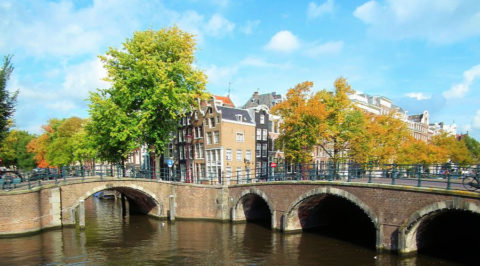 Ideale tijd voor een stadswandeling, langs de Amsterdamse grachten bijvoorbeeld
